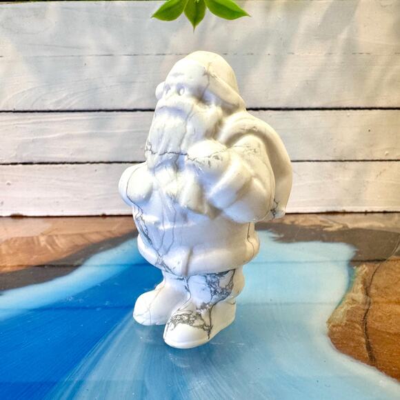 81 mm Howlite Santa Claus Carving – Holiday Crystal Figurine Decor - Picture 3 of 5